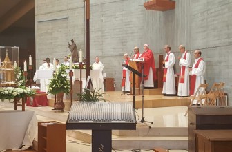 El arzobispo presidió en Santiago el acto de veneración de las reliquias de Santa Bernadette